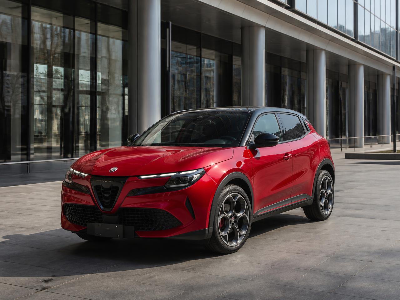 Alfa Romeo Junior Hybrid rossa, offerta noleggio senza anticipo