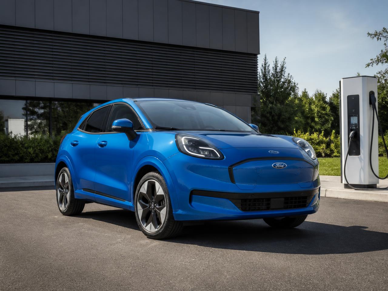 Ford Puma Gen-E elettrica blu, offerta noleggio senza anticipo